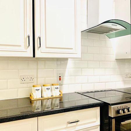 Cosy 2 Bedroom Apartment In Swiss Cottage. Лондон Екстериор снимка