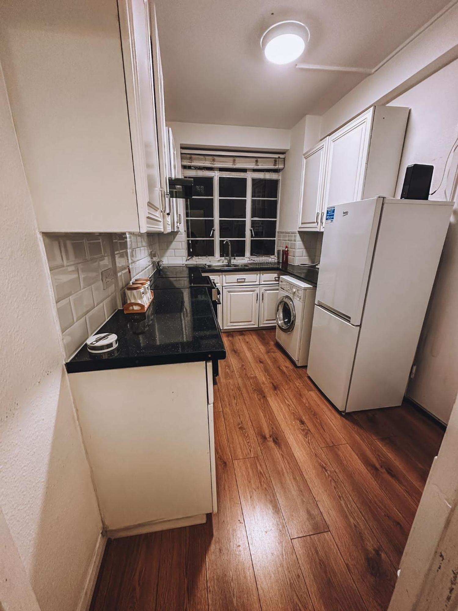 Cosy 2 Bedroom Apartment In Swiss Cottage. Лондон Екстериор снимка
