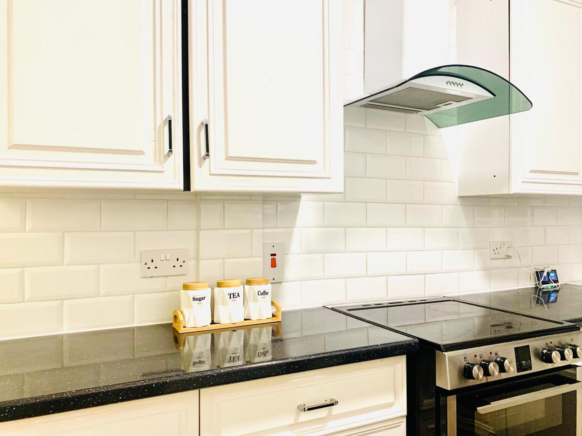 Cosy 2 Bedroom Apartment In Swiss Cottage. Лондон Екстериор снимка