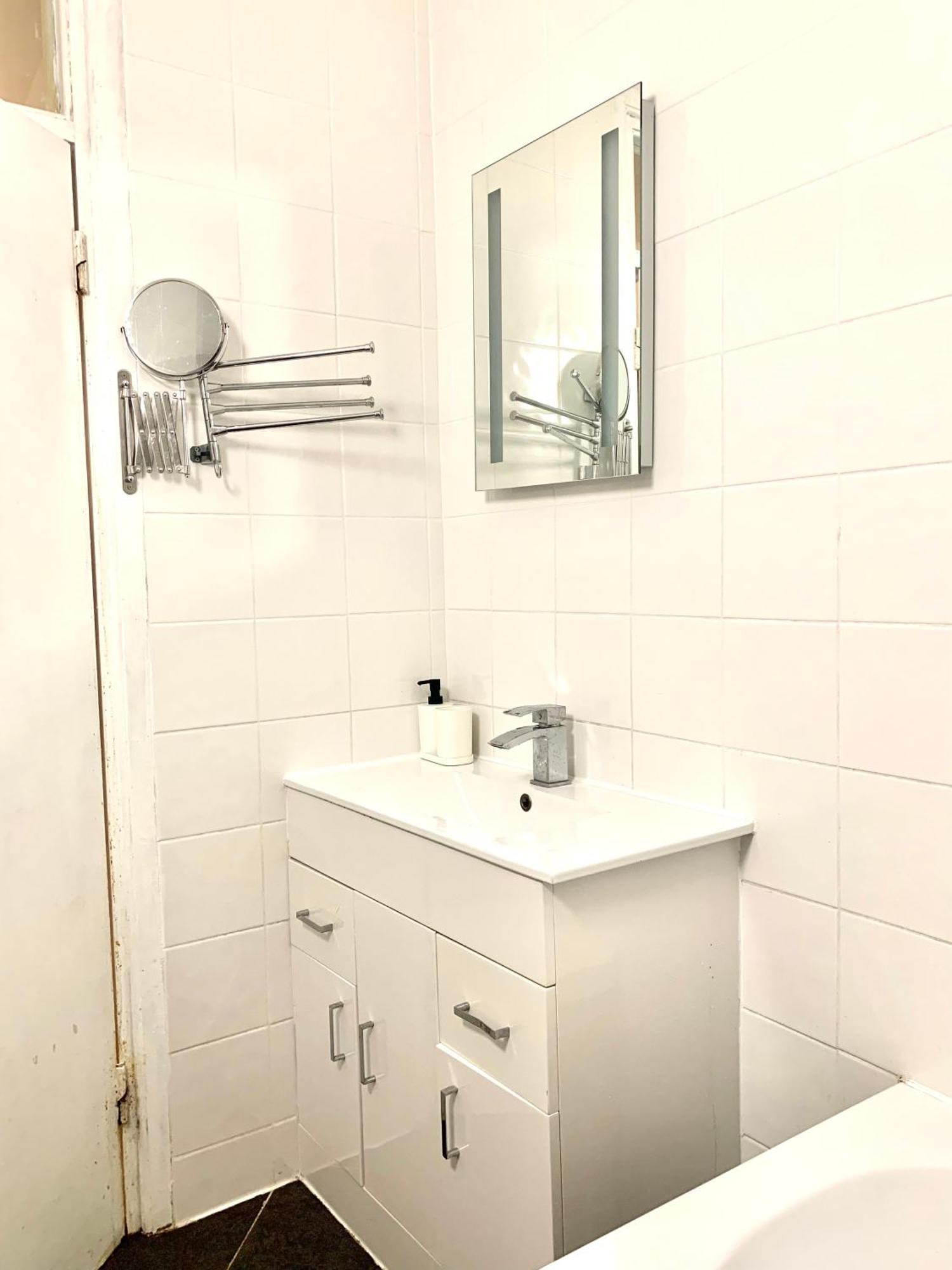 Cosy 2 Bedroom Apartment In Swiss Cottage. Лондон Екстериор снимка