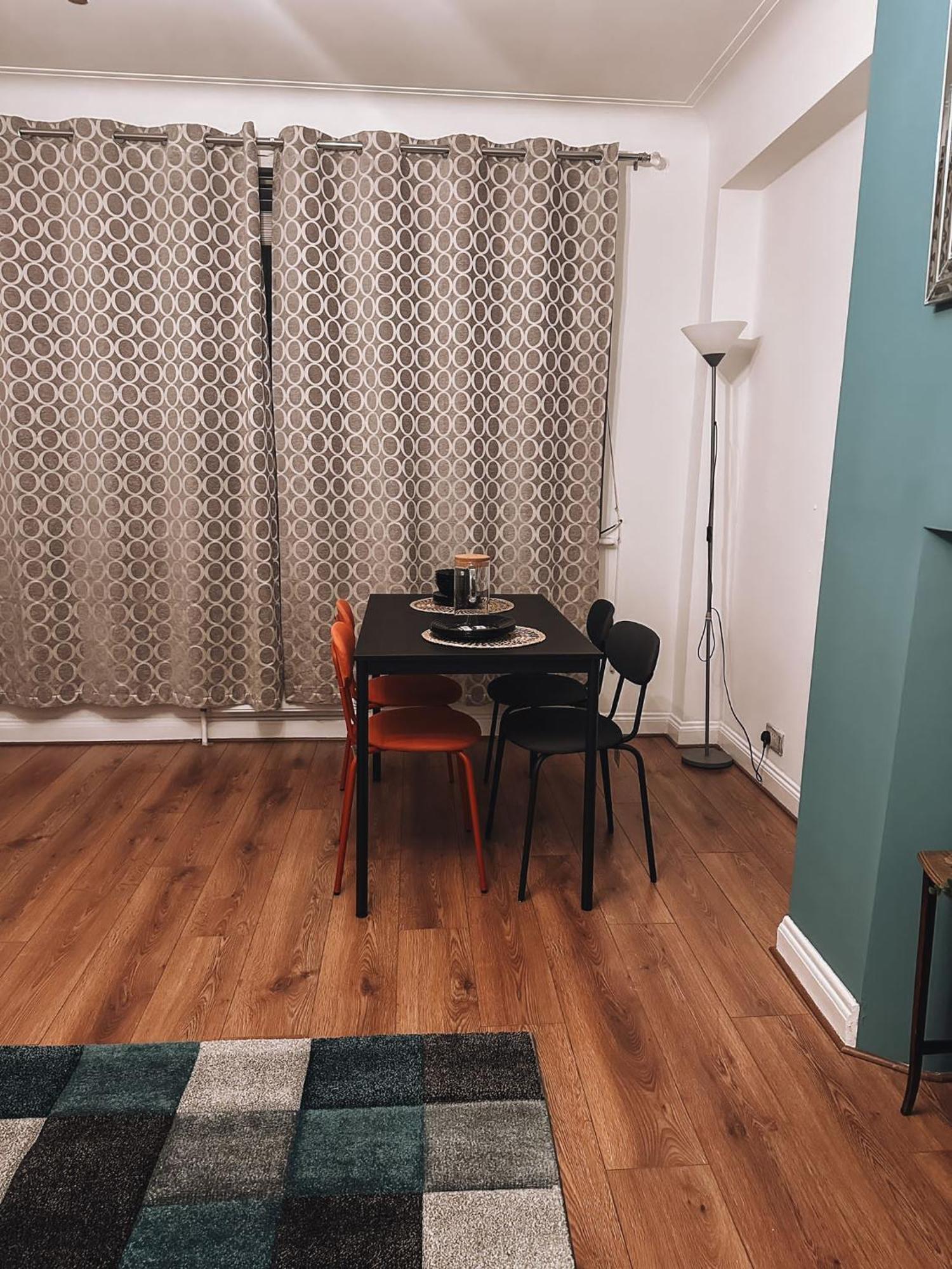 Cosy 2 Bedroom Apartment In Swiss Cottage. Лондон Екстериор снимка