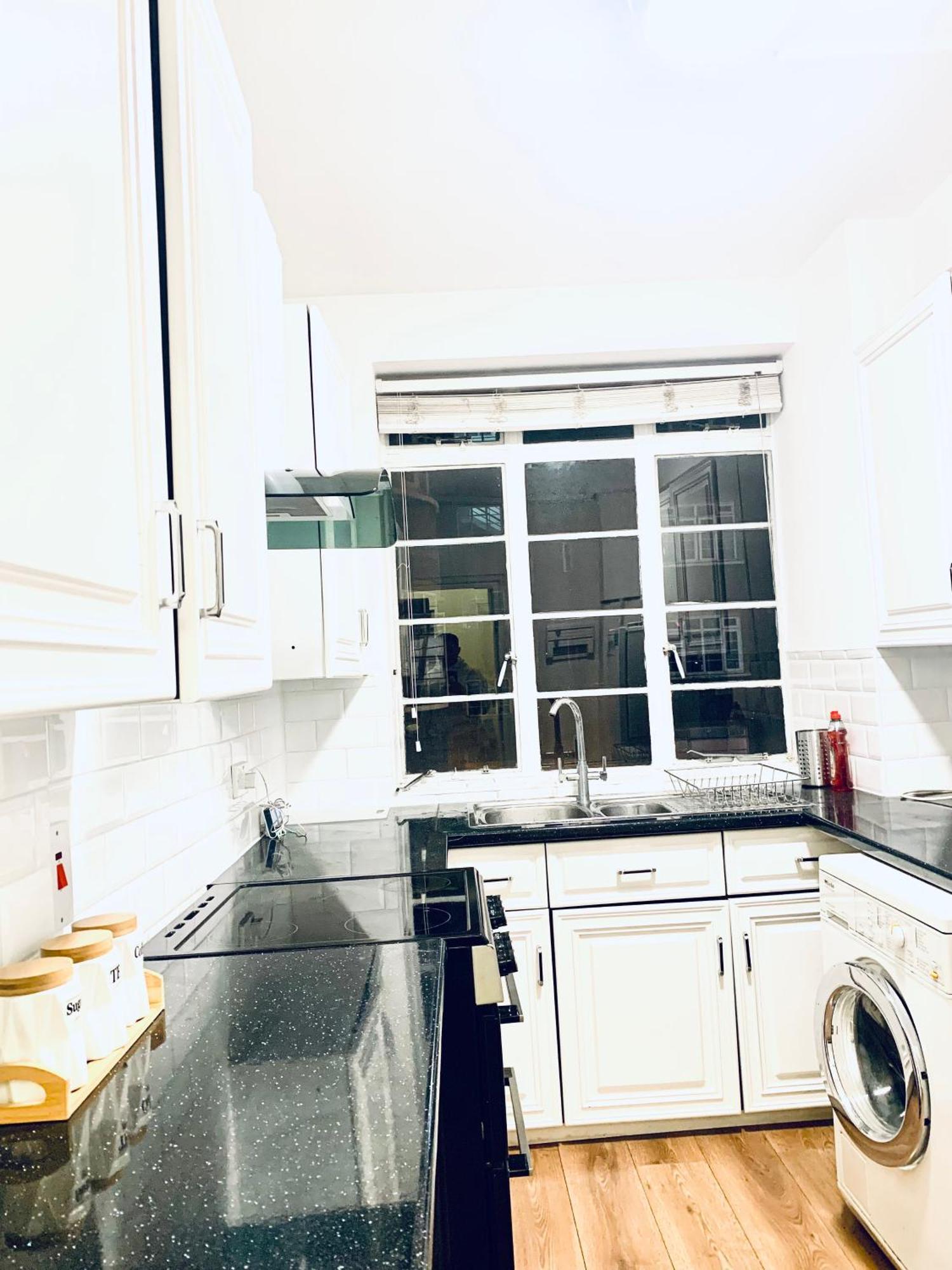 Cosy 2 Bedroom Apartment In Swiss Cottage. Лондон Екстериор снимка