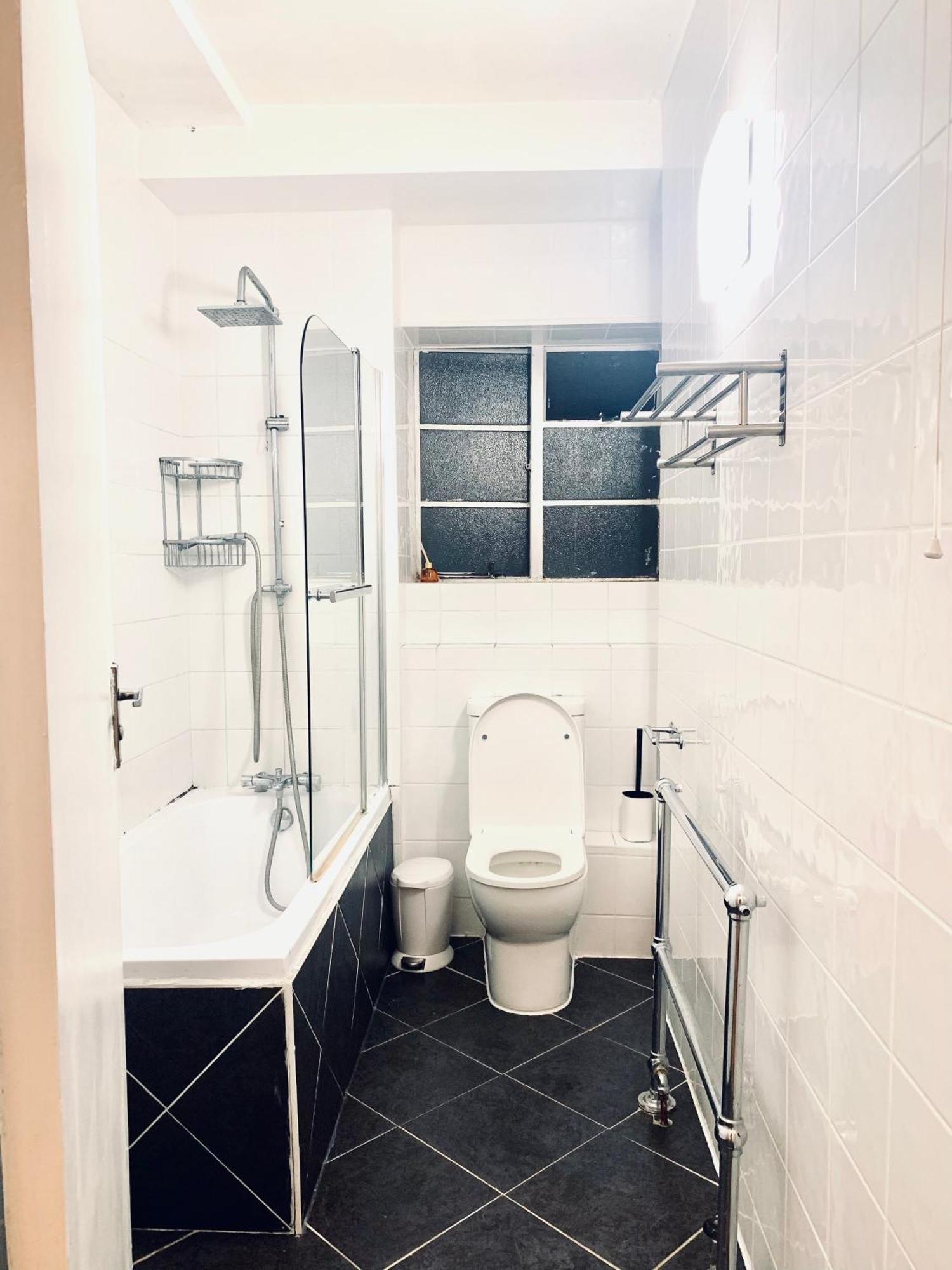 Cosy 2 Bedroom Apartment In Swiss Cottage. Лондон Екстериор снимка
