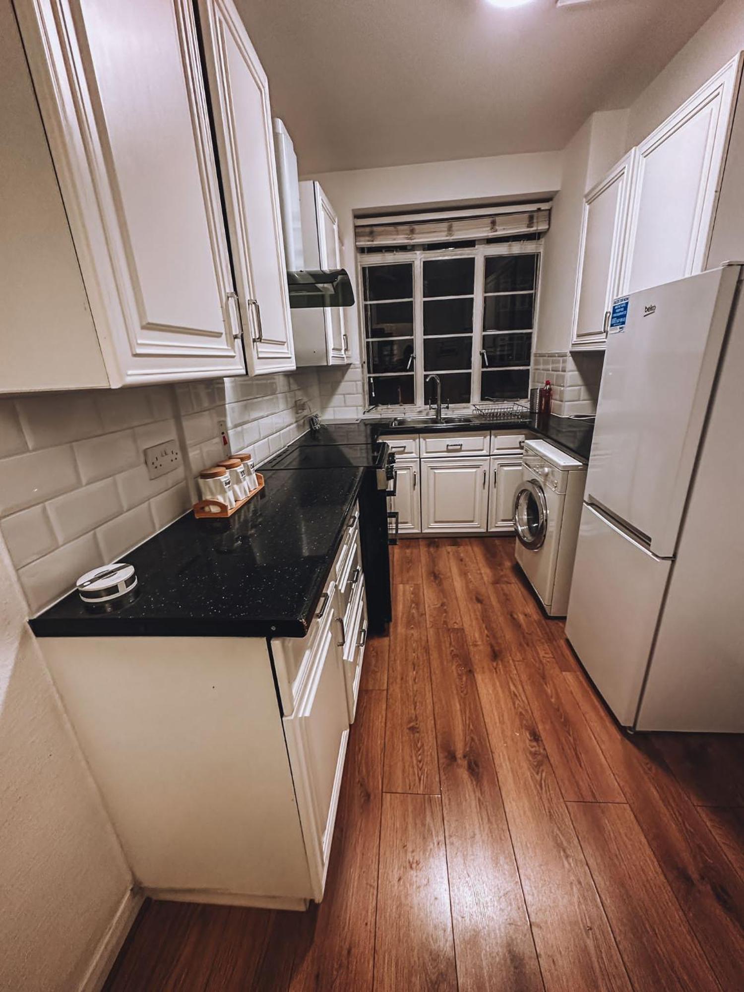 Cosy 2 Bedroom Apartment In Swiss Cottage. Лондон Екстериор снимка
