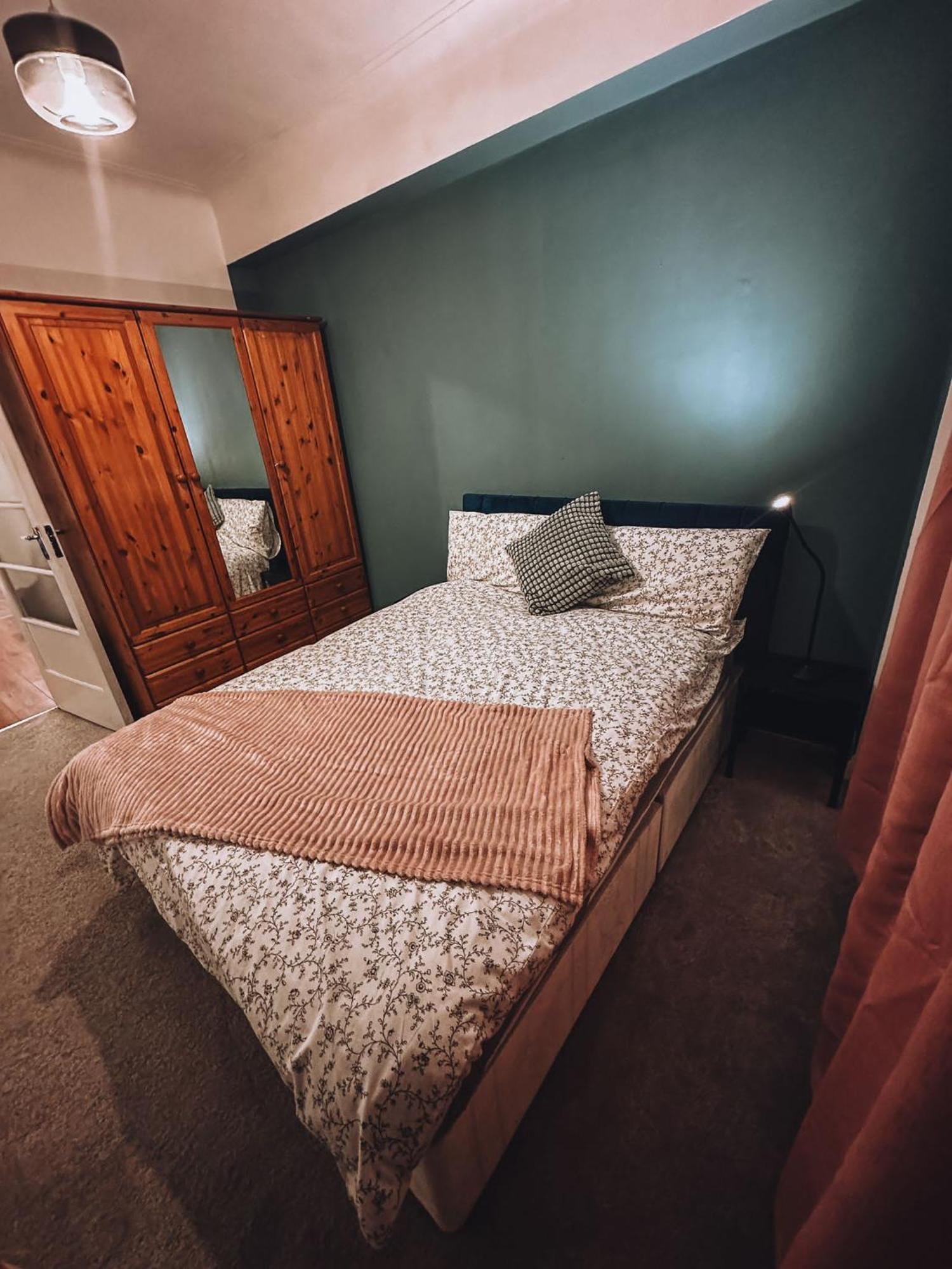 Cosy 2 Bedroom Apartment In Swiss Cottage. Лондон Екстериор снимка