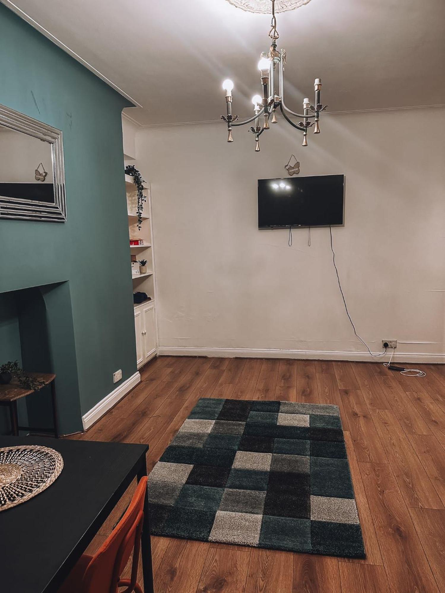 Cosy 2 Bedroom Apartment In Swiss Cottage. Лондон Екстериор снимка
