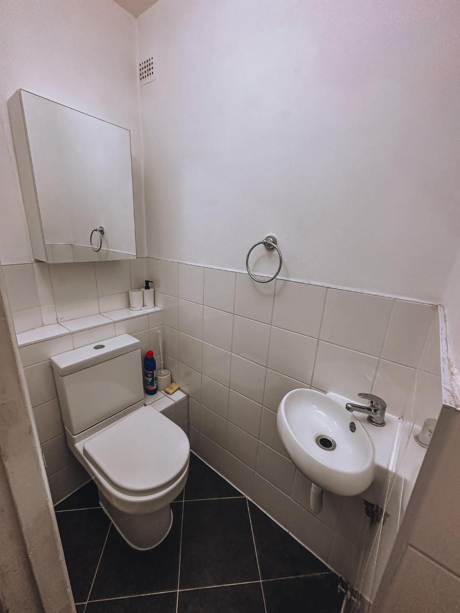 Cosy 2 Bedroom Apartment In Swiss Cottage. Лондон Екстериор снимка