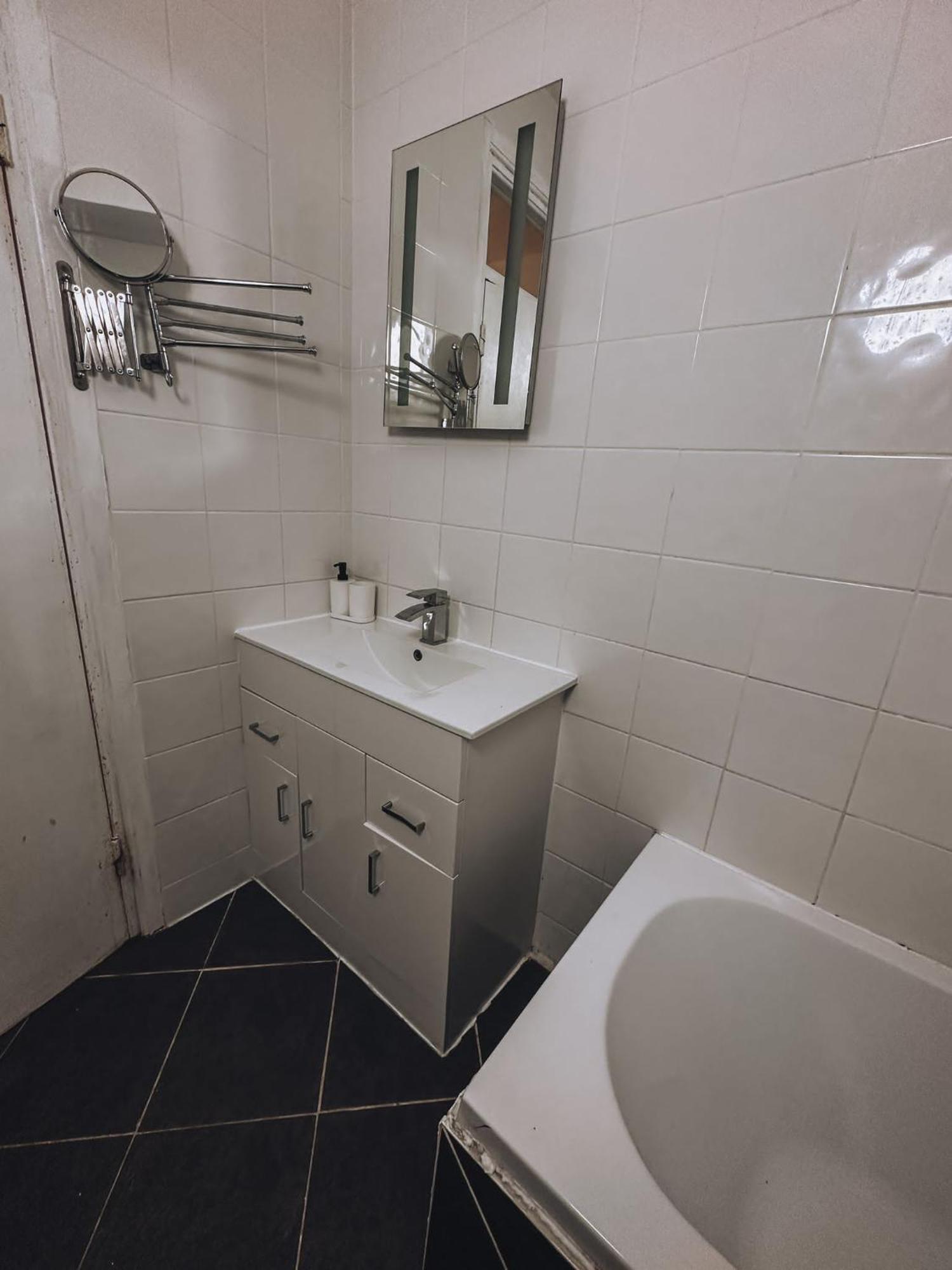 Cosy 2 Bedroom Apartment In Swiss Cottage. Лондон Екстериор снимка