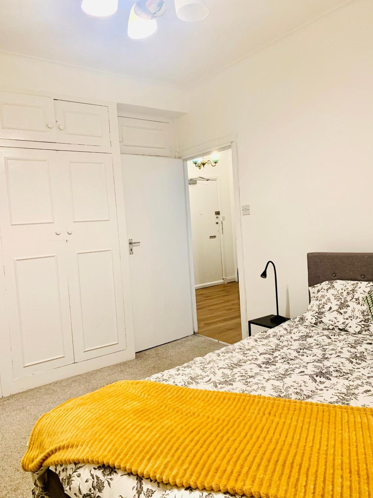 Cosy 2 Bedroom Apartment In Swiss Cottage. Лондон Екстериор снимка