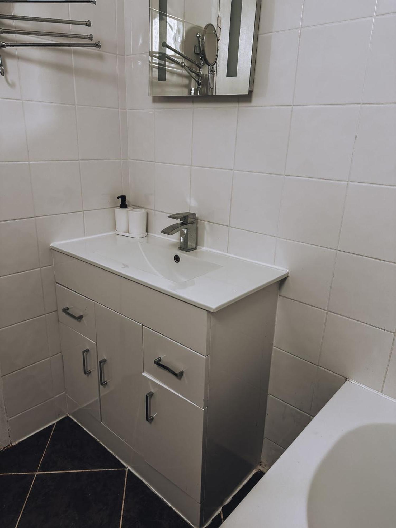 Cosy 2 Bedroom Apartment In Swiss Cottage. Лондон Екстериор снимка