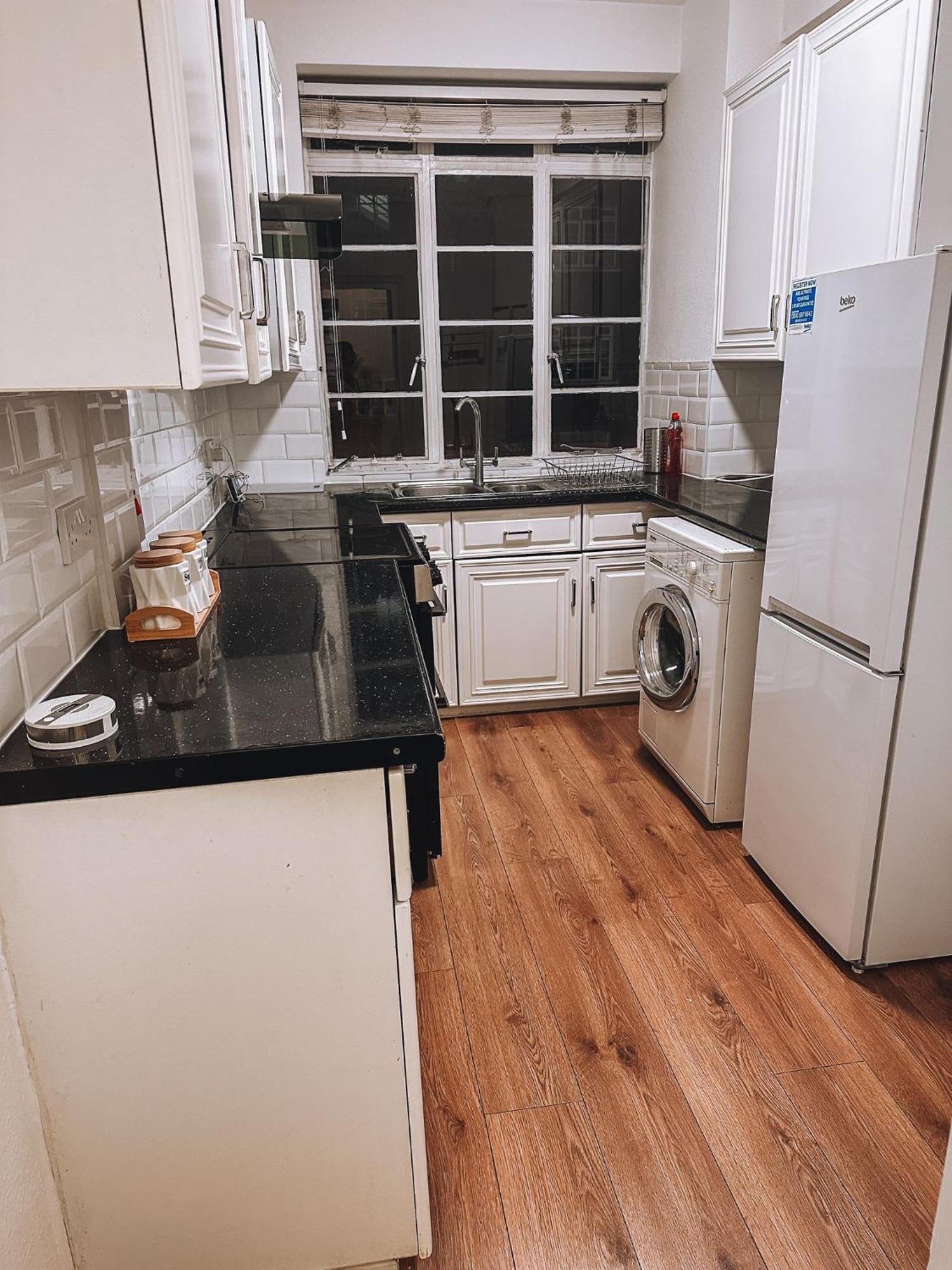 Cosy 2 Bedroom Apartment In Swiss Cottage. Лондон Екстериор снимка