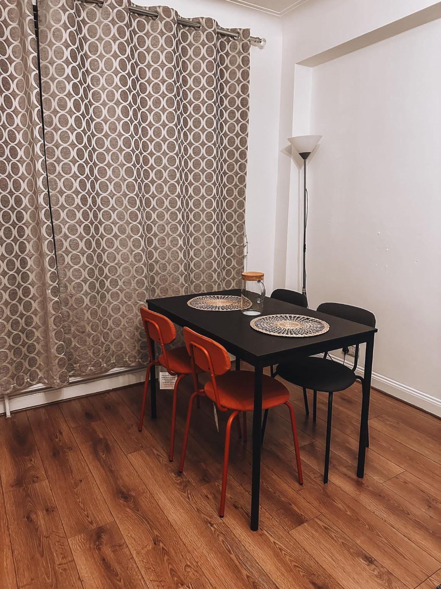 Cosy 2 Bedroom Apartment In Swiss Cottage. Лондон Екстериор снимка